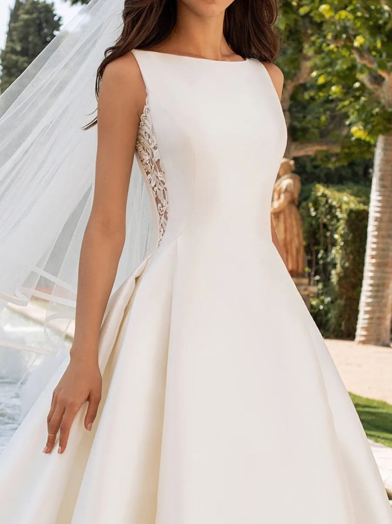 Abito da sposa a strascico semplice ed elegante in raso testurizzato avanzato con pizzo retrò francese e vestibilità slim
