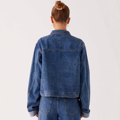 Casual Denim Jacket With A Turn-Down Collar And Long Sleeves