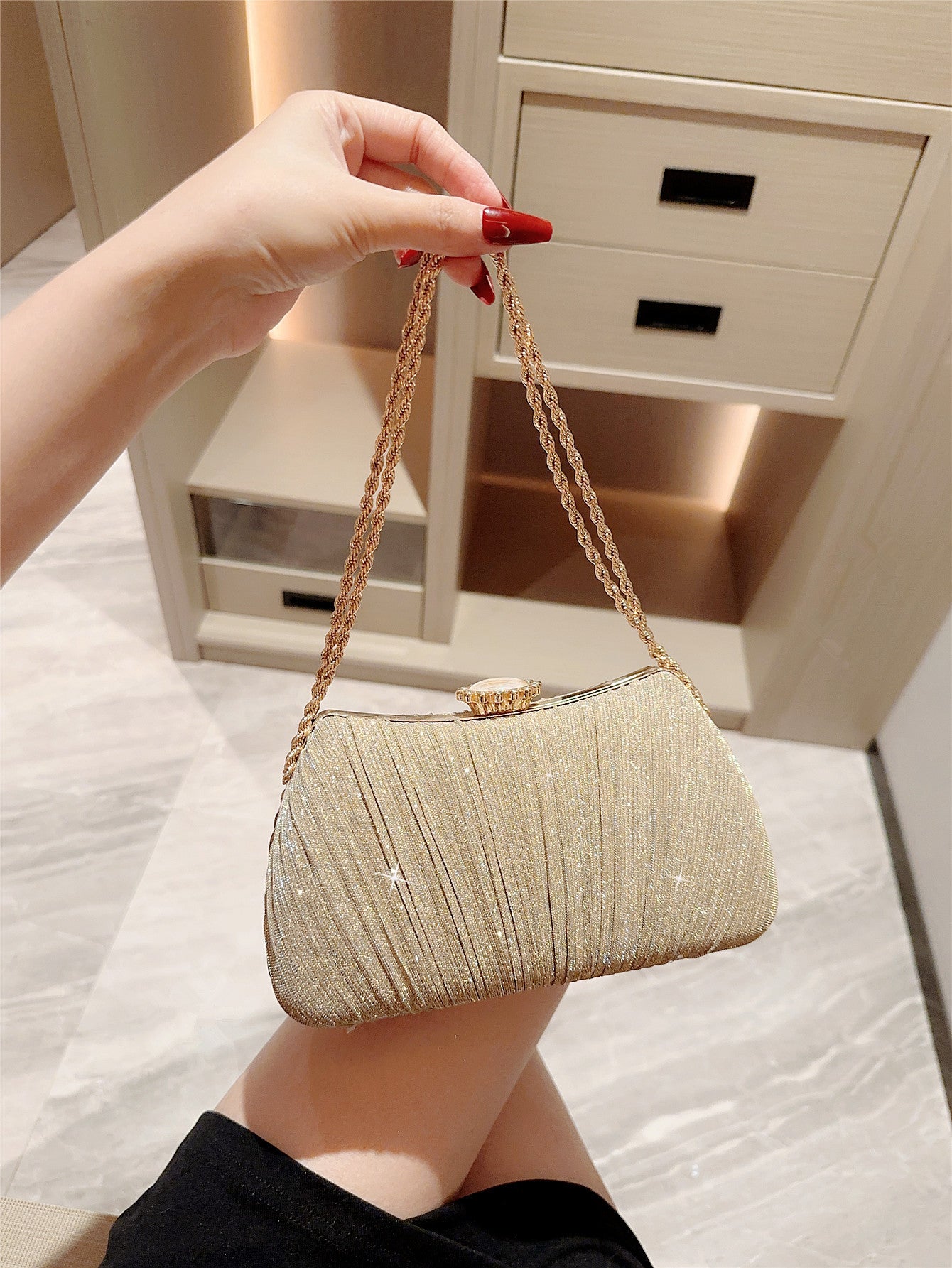 Borsa da ballo monospalla con plissettatura lucida per abito da sera