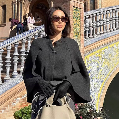 Cappotto in maglia a maniche lunghe con scollo rotondo e mantello