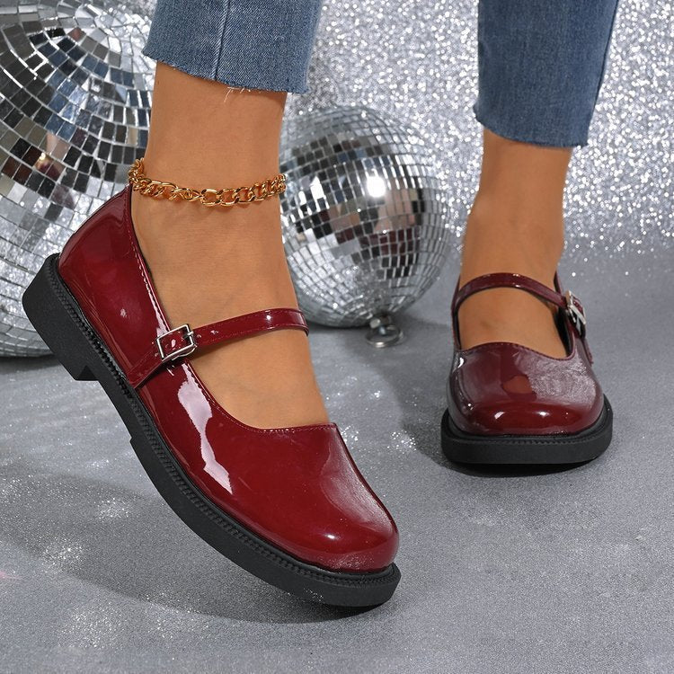 Scarpe in pelle con bocca quadrata e suola morbida e piatta