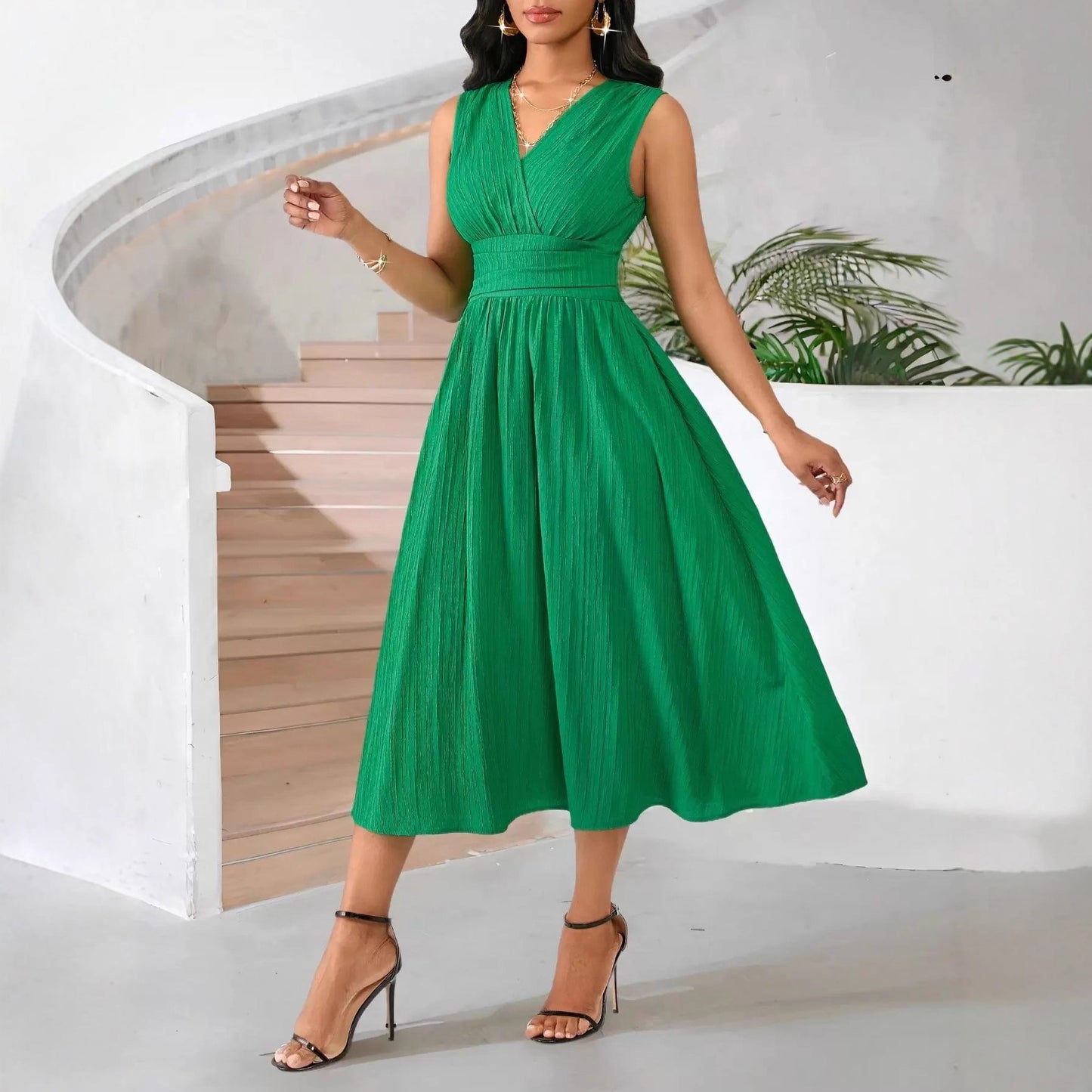 Solid-color Dress With A V-neck For An Elegant Sophisticated Look