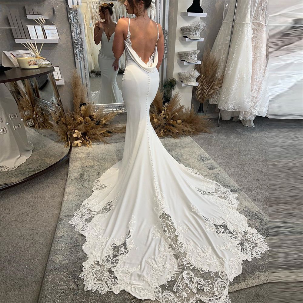 Abito da Sposa Scenico in Raso Semplice Senza Schienale Stile Mori con Spalline a Strascico