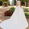 Abito da sposa a strascico semplice ed elegante in raso testurizzato avanzato con pizzo retrò francese e vestibilità slim