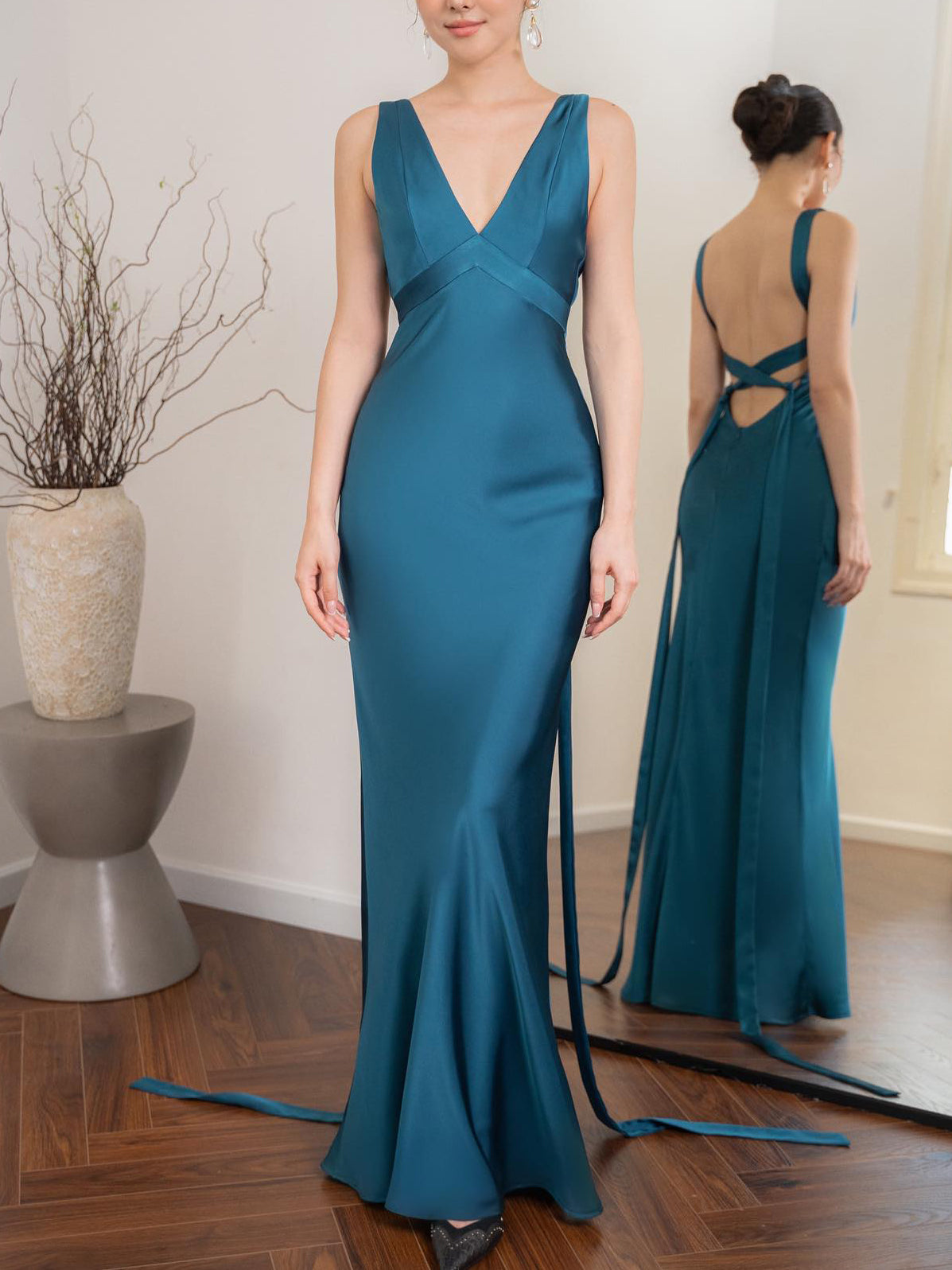 Abito da sposa blu lago senza schienale con spalline sottili
