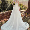 Abito da sposa semplice a linea A con scollo alto a U, maniche lunghe in pizzo e strascico lungo