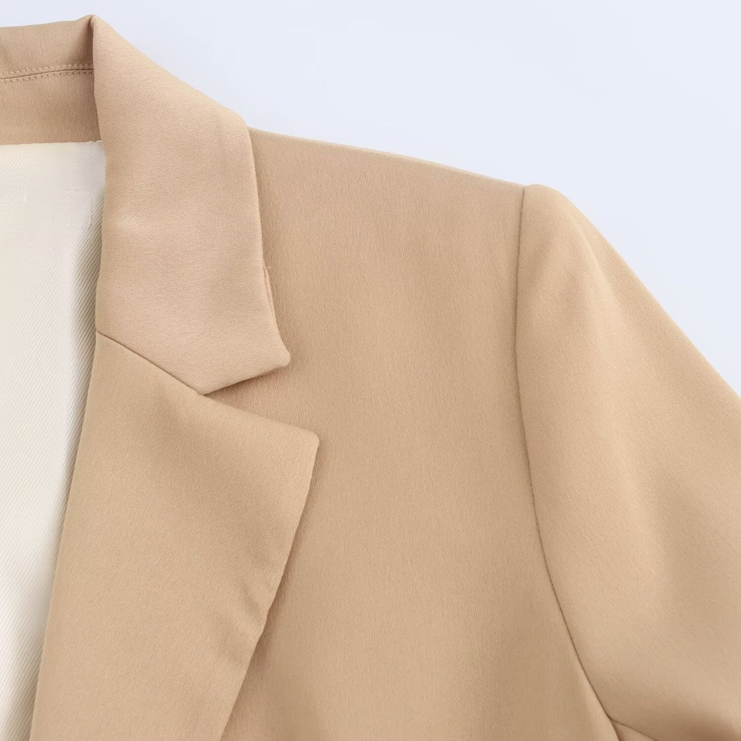 Il blazer casual a maniche lunghe è realizzato in un tessuto satinato simile alla seta