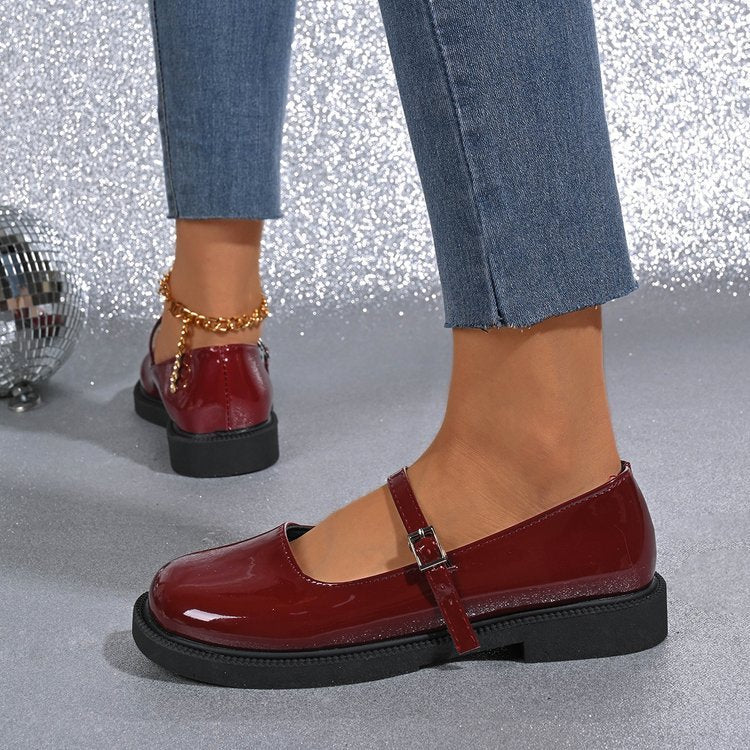 Scarpe in pelle con bocca quadrata e suola morbida e piatta