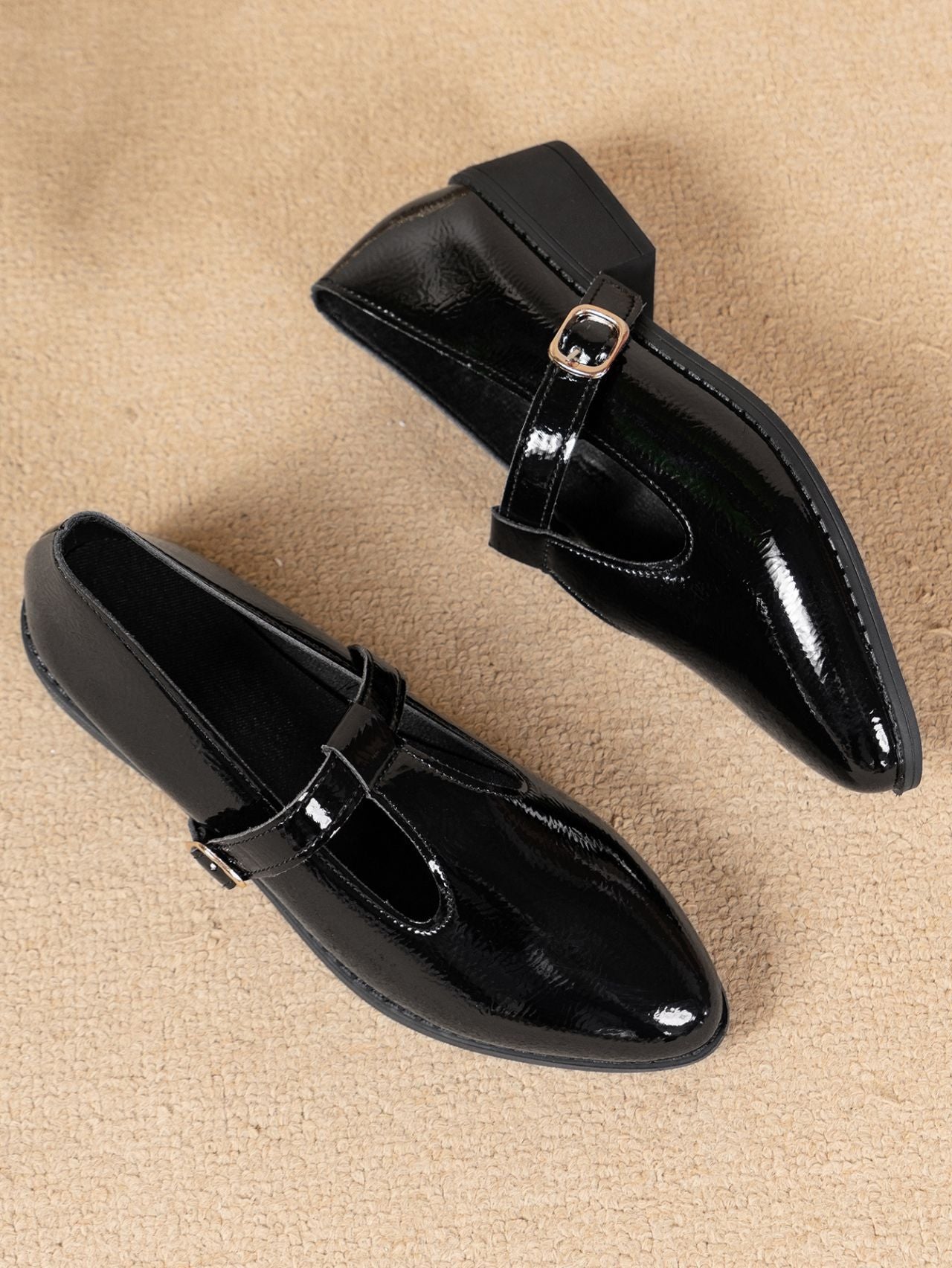 Scarpe da donna con fibbia, punta affilata e bocca bassa, in stile britannico