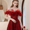 Abito Off-shoulder da presentatrice per la conferenza annuale