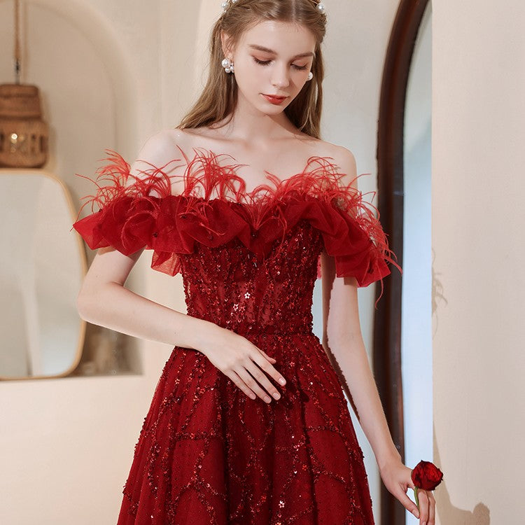 Abito Off-shoulder da presentatrice per la conferenza annuale
