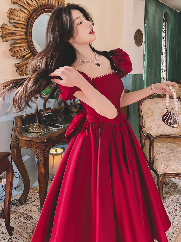 Abito in raso per fidanzamento da principessa francese quotidiano in rosso vino invernale in fuga