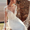 Abito da sposa semplice a linea A con scollo alto a U, maniche lunghe in pizzo e strascico lungo
