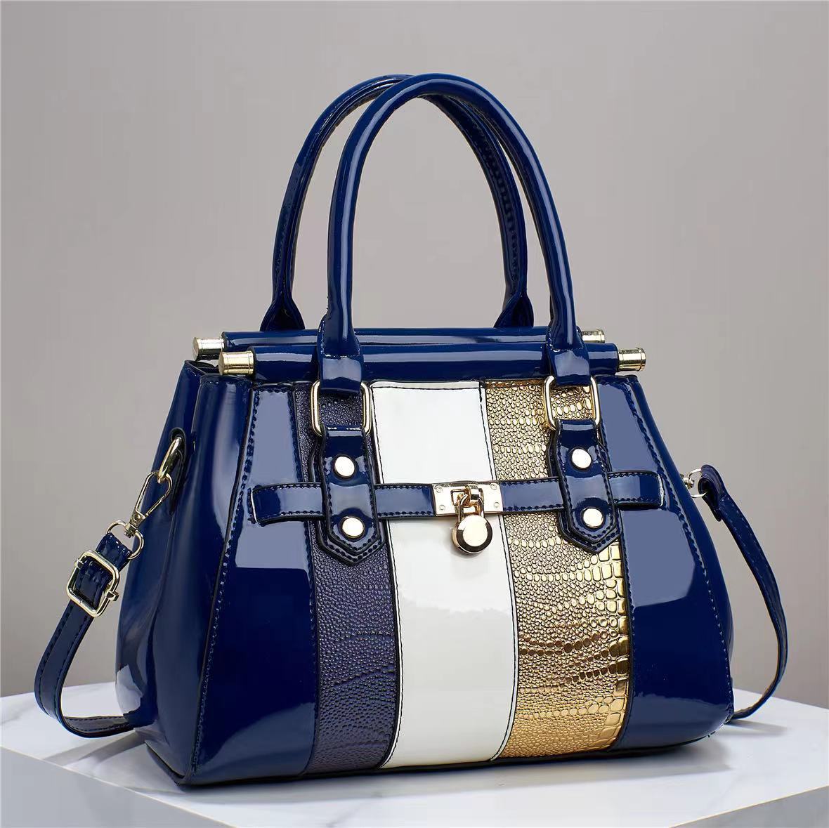 Borsa a tracolla di grande capacità in pelle lucida con motivo lucertola e cuciture verticali