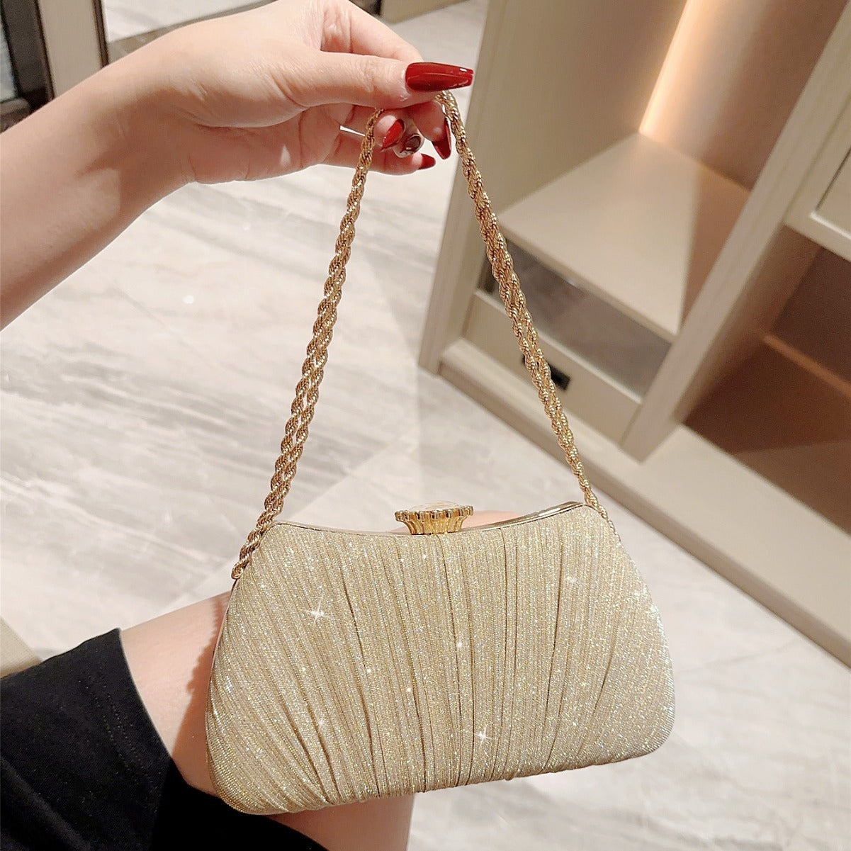 Borsa da ballo monospalla con plissettatura lucida per abito da sera