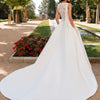 Abito da sposa a strascico semplice ed elegante in raso testurizzato avanzato con pizzo retrò francese e vestibilità slim