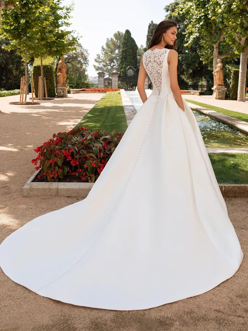 Abito da sposa a strascico semplice ed elegante in raso testurizzato avanzato con pizzo retrò francese e vestibilità slim