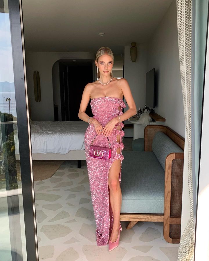 Vestito lungo attillato da donna con paillettes, scollo a barca, senza schienale e spacco con fiocco