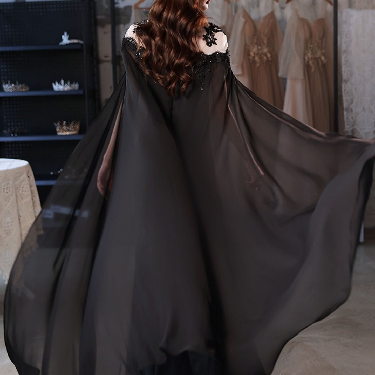 Abito da Sera Nero per Donna con un Tocco di Lusso