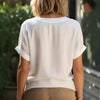 Top a maniche corte comodo ed elegante con scollo a V, abbinabile a tutto