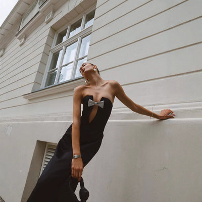 Vestito da festa aderente con spalle scoperte, schiena nuda e scollo a V profondissimo tipo bandeau