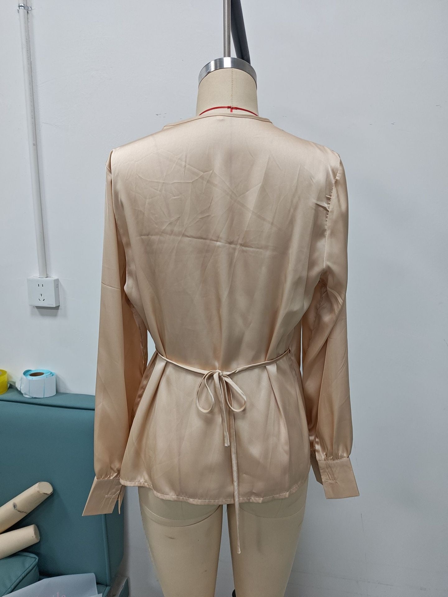 Design elegante e alla moda a tinta unita da donna a maniche lunghe