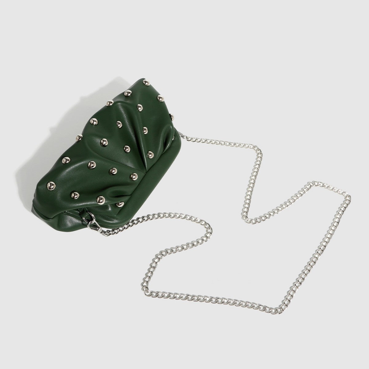 Borsa a tracolla con catena e rivetti a forma di gnocco plissettato