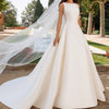 Abito da sposa a strascico semplice ed elegante in raso testurizzato avanzato con pizzo retrò francese e vestibilità slim