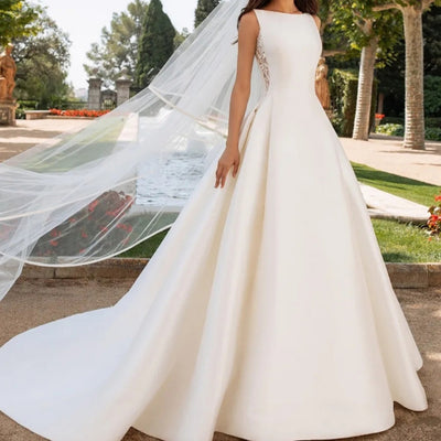 Abito da sposa a strascico semplice ed elegante in raso testurizzato avanzato con pizzo retrò francese e vestibilità slim