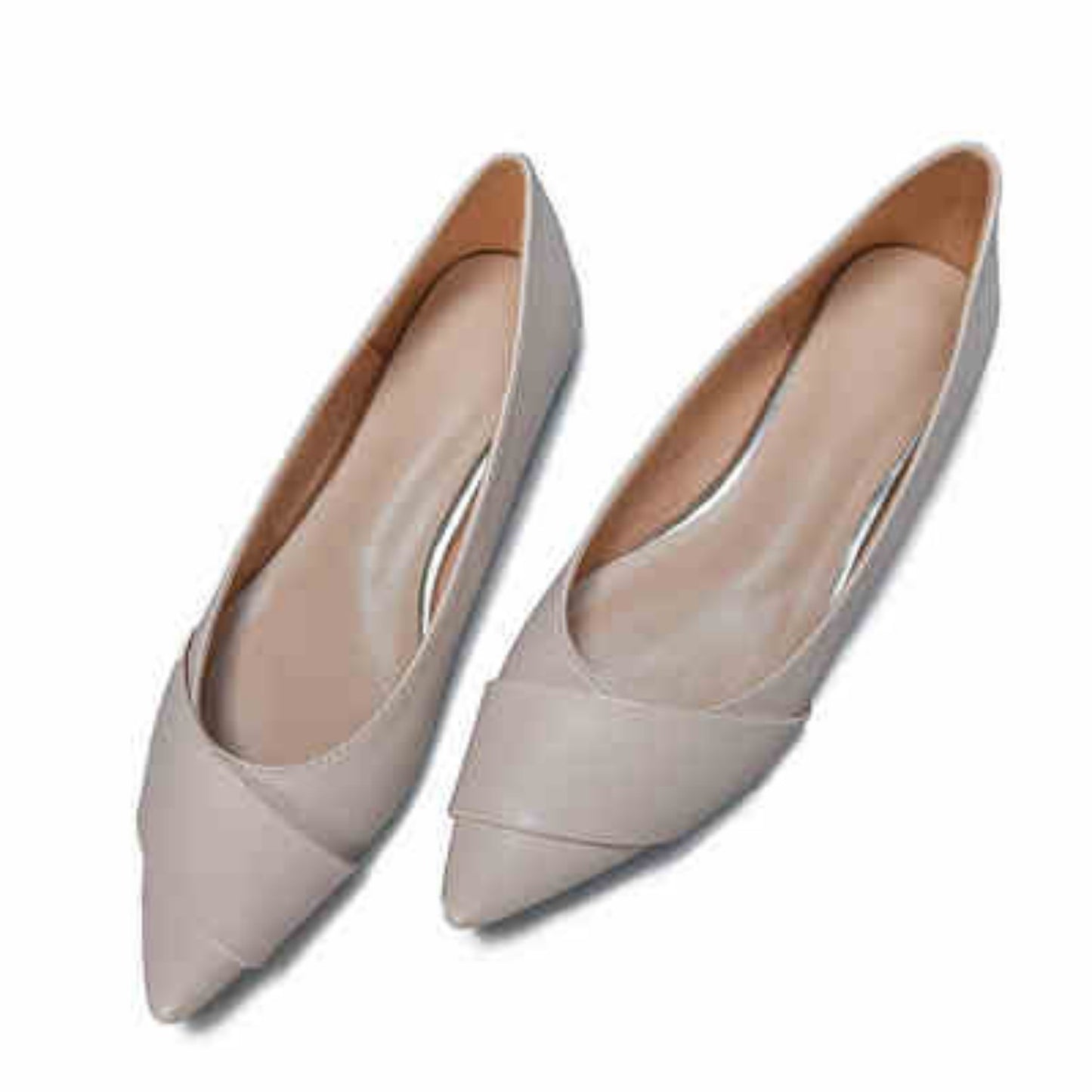 Le scarpe basse con punta affilata sono versatili per le donne