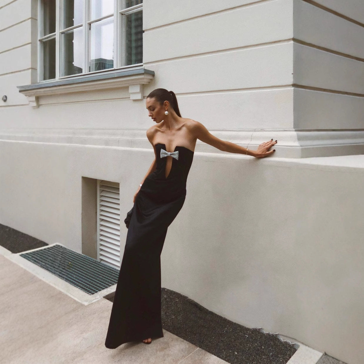 Vestito da festa aderente con spalle scoperte, schiena nuda e scollo a V profondissimo tipo bandeau