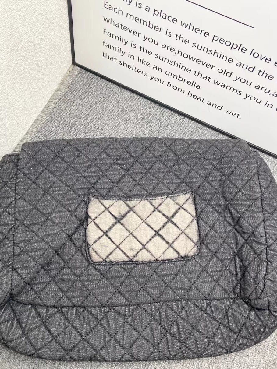 Borsa hobo in denim tinto a inchiostro