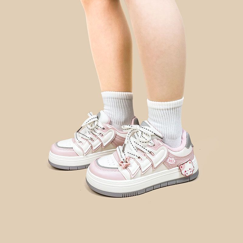 Popolare scarpa da ginnastica con suola spessa, ragazza carina alla moda