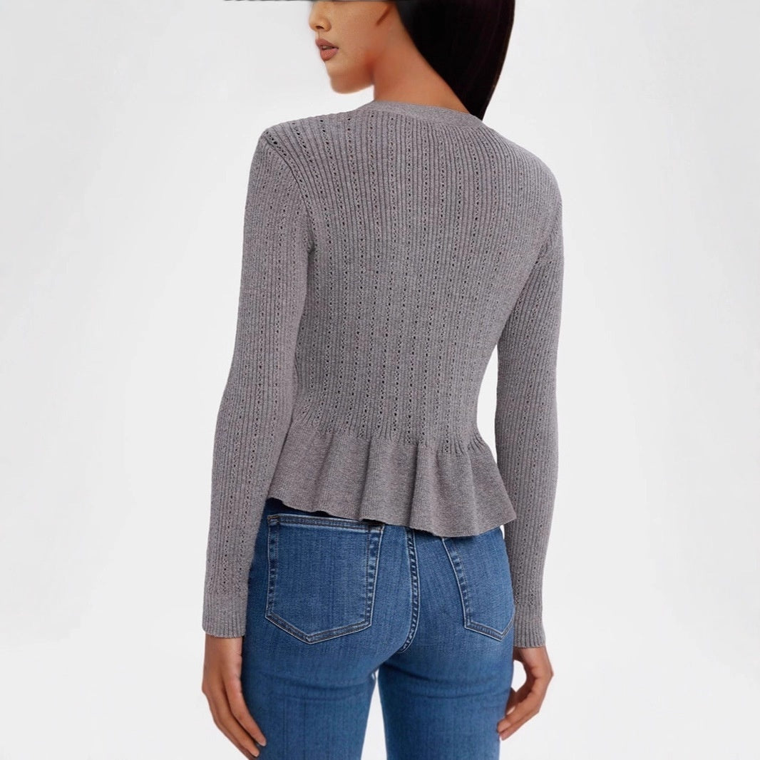 Top snellente con maniche a campana e volant con bottoni, vestibilità attillata e vita controllata