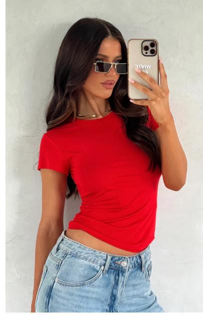 Top aderente versatile con orlo irregolare da donna