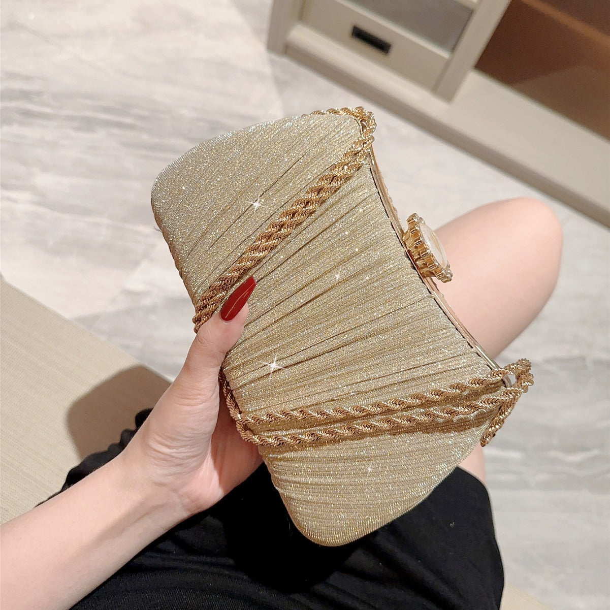 Borsa da ballo monospalla con plissettatura lucida per abito da sera