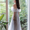 Abito Off-shoulder da presentatrice per la conferenza annuale