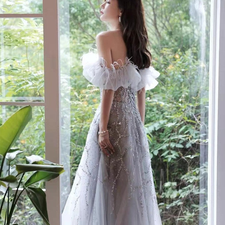 Abito Off-shoulder da presentatrice per la conferenza annuale