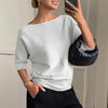 T-shirt in maglia da donna elegante e alla moda con maniche a tre quarti e scollo a barca