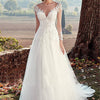 Abito da sposa semplice a linea A con scollo alto a U, maniche lunghe in pizzo e strascico lungo