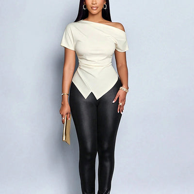 Elegante top da donna a tinta unita, minimalista, con orlo asimmetrico, maniche corte, modellante, con scollo obliquo per l'estate