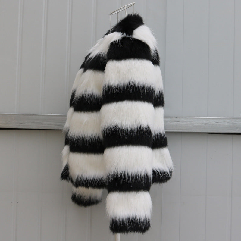 Giacca in pelle a maniche lunghe a righe bianche e nere