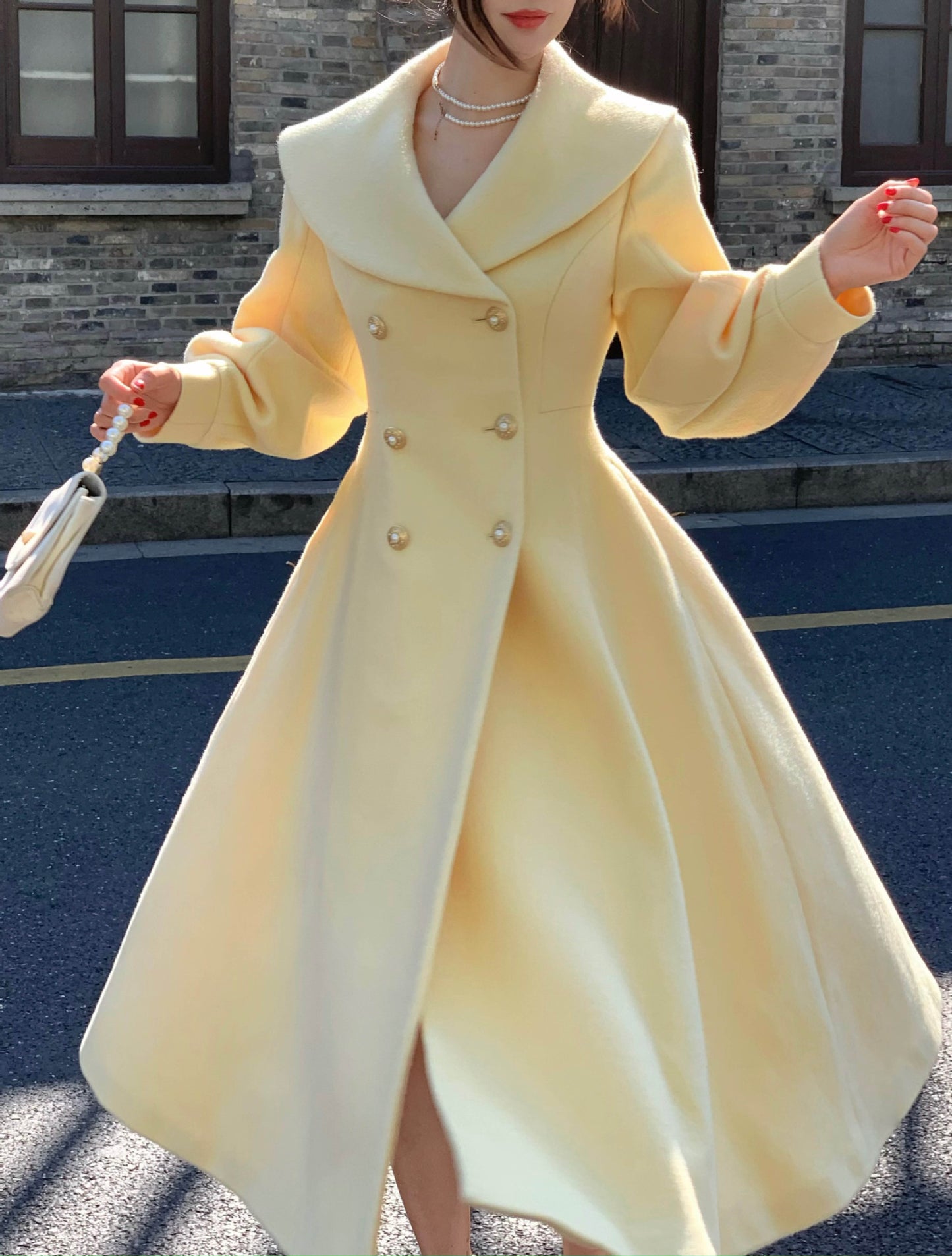 Cappotto di lana con ampio risvolto in stile retrò da debuttante in stile francese