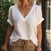 Top a maniche corte comodo ed elegante con scollo a V, abbinabile a tutto