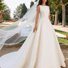 Abito da sposa a strascico semplice ed elegante in raso testurizzato avanzato con pizzo retrò francese e vestibilità slim