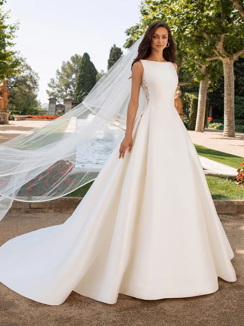 Abito da sposa a strascico semplice ed elegante in raso testurizzato avanzato con pizzo retrò francese e vestibilità slim