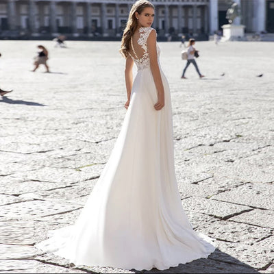 Un abito da sposa in chiffon della serie A con scollo a V e maniche lunghe