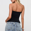 Top all'americana minimalista a spalle scoperte da donna con spacco laterale