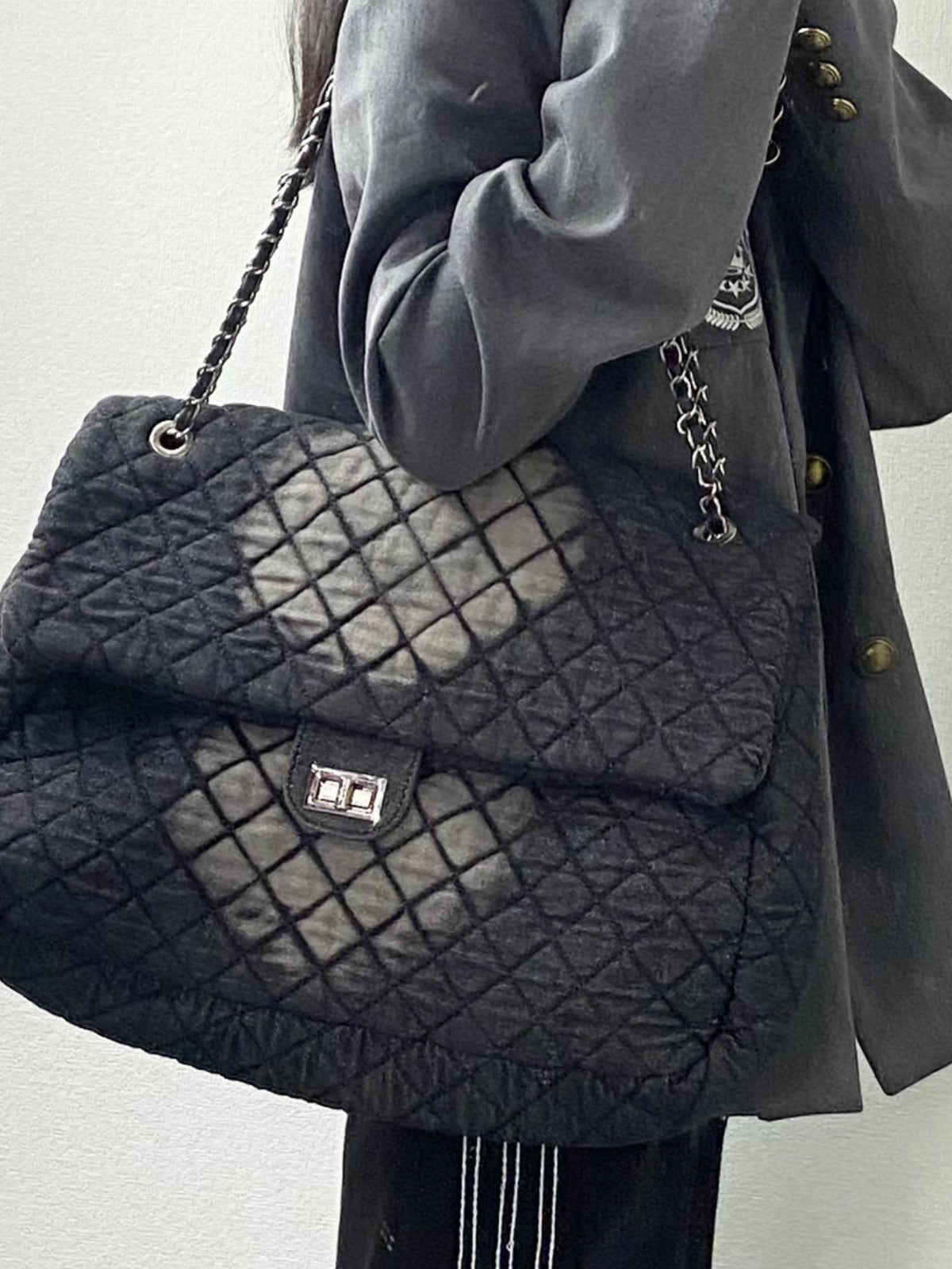 Borsa hobo in denim tinto a inchiostro