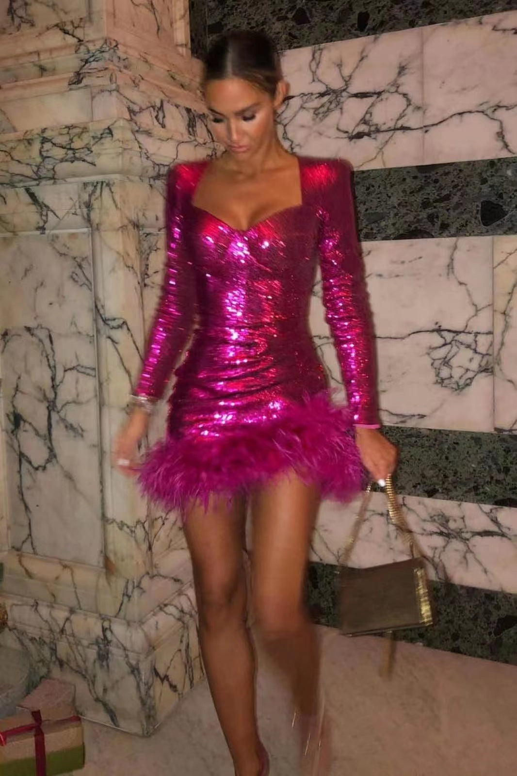 Vestito in pelliccia di struzzo a maniche lunghe con paillettes e piume